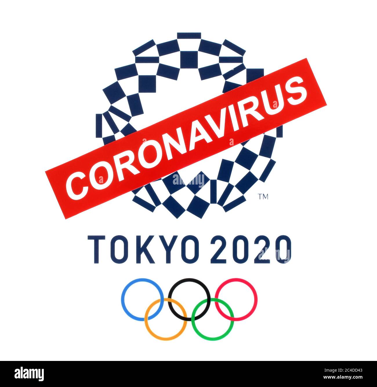 Kiev, Ucraina - Marzo 20,2020: Summer Olympic Games 2020 logo Tokio, Giappone, stampato su carta, attraversato da carta segno Coronavirus. Le Olimpiadi erano pos Foto Stock