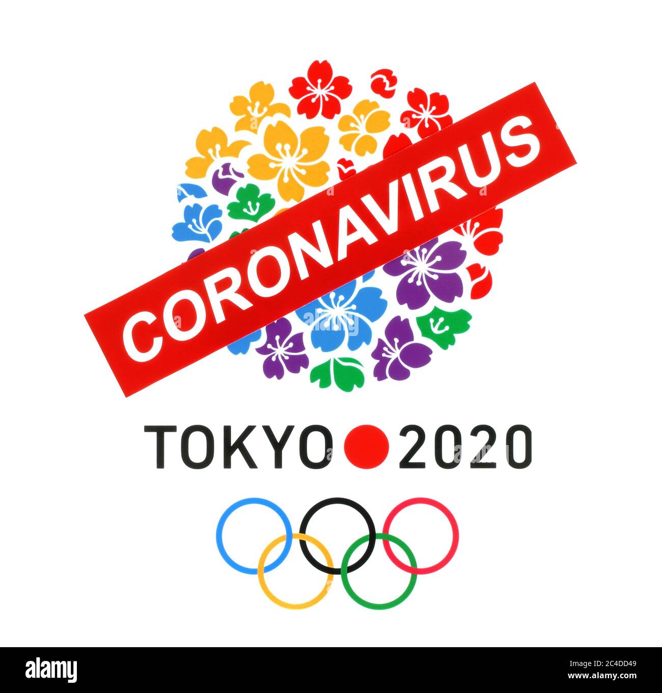 Kiev, Ucraina - 20 marzo 2020: Logo Tokyo come candidata Città per i Giochi Olimpici estivi 2020 stampato su carta e barrato da carta segno Coronavirus. Foto Stock