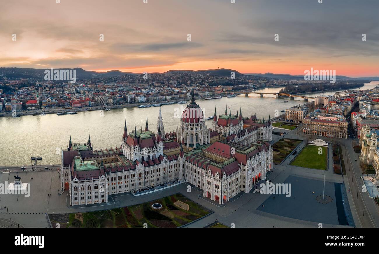 Europa Ungheria Budapest edificio del parlamento ungherese. Paesaggio urbano aereo. Parlamento di Budapest, luci fantastiche, cielo bellissimo Foto Stock