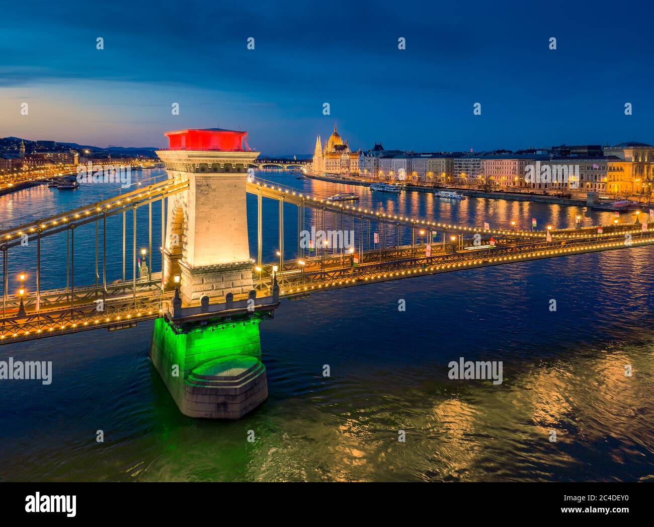 Europa Ungheria Budapest decorato Szechenyi Ponte catena edificio del parlamento ungherese. Fiume Danubio Foto Stock