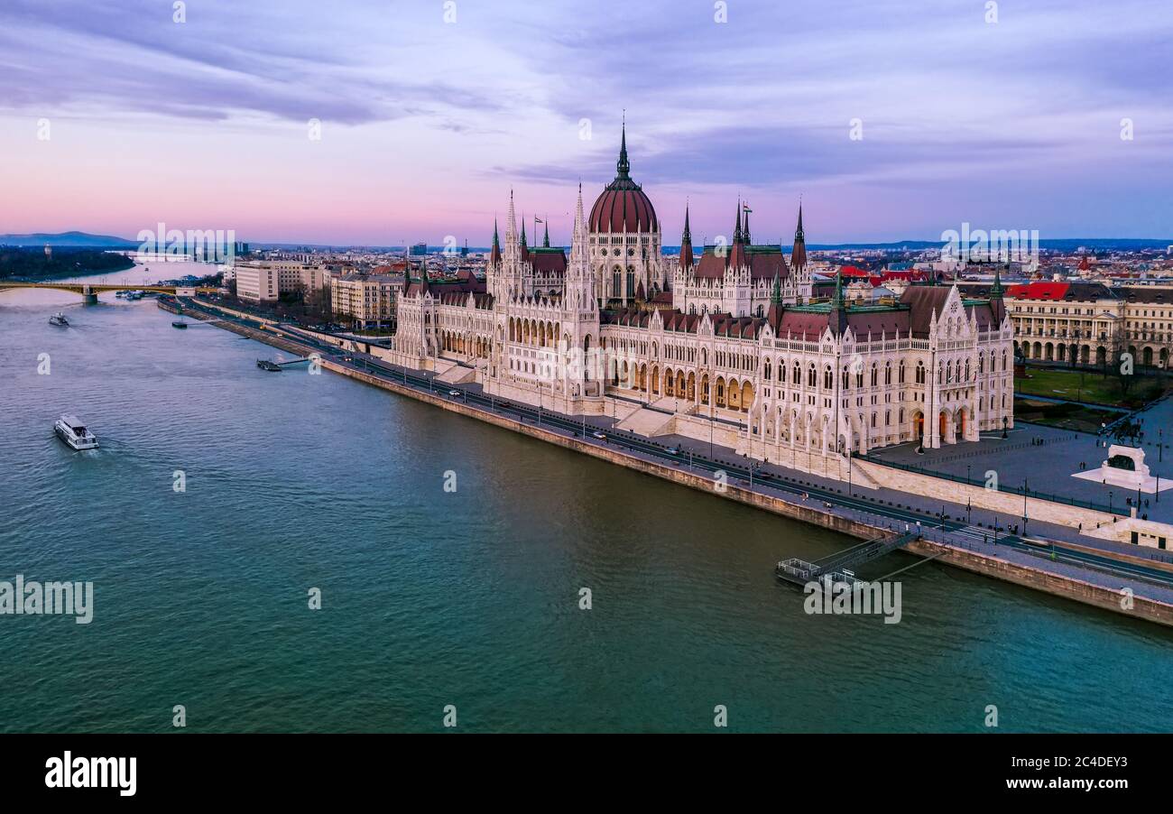 Europa Ungheria Budapest edificio del parlamento ungherese. Paesaggio urbano aereo. Parlamento di Budapest, luci fantastiche, cielo bellissimo Foto Stock