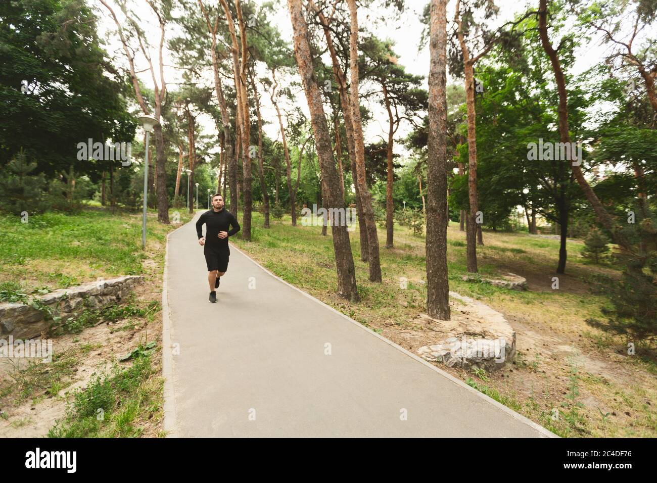 Uomo corridore jogging su strada, allenarsi all'aperto Foto Stock