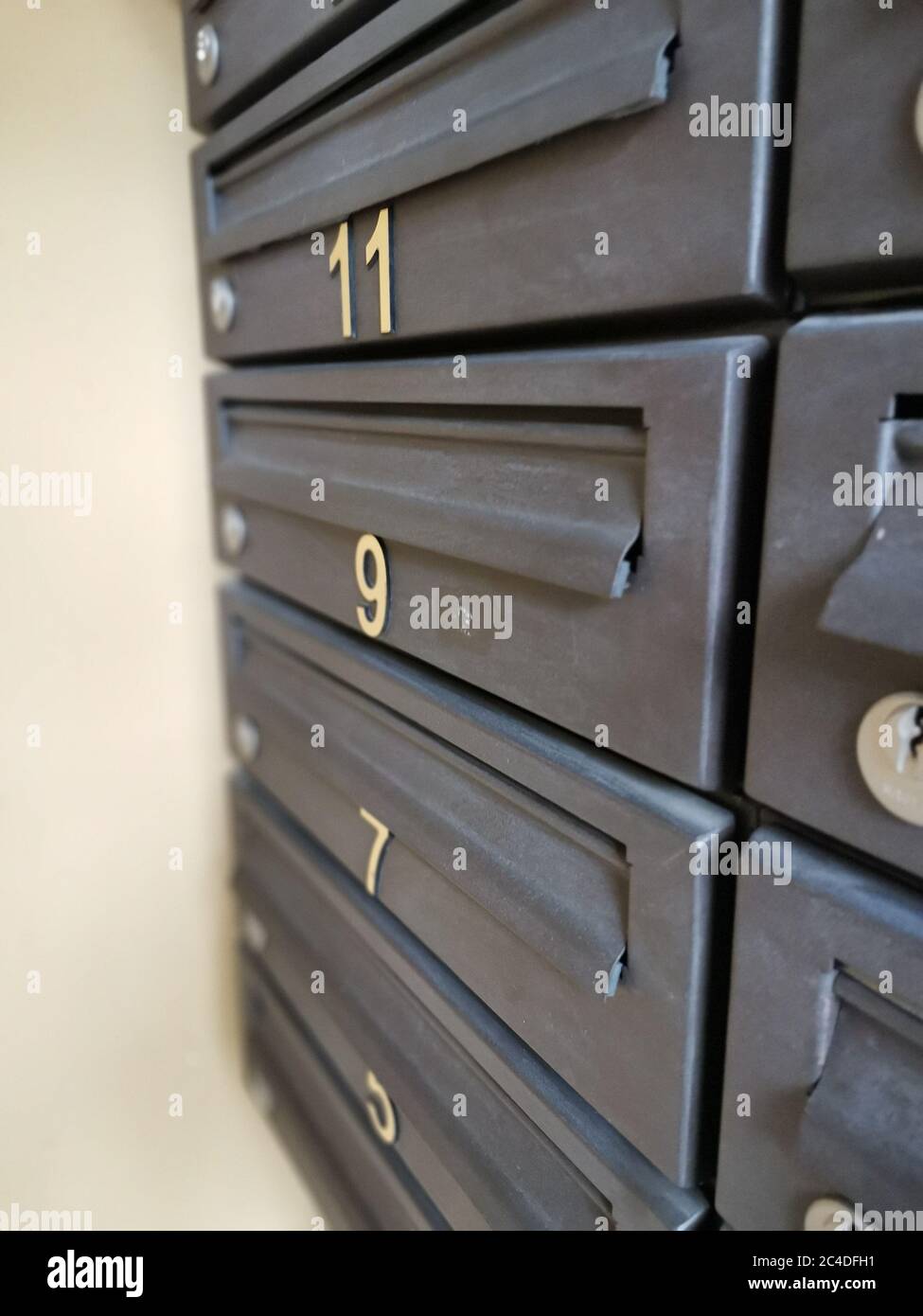 Primo piano di caselle postali in un edificio residenziale Foto Stock