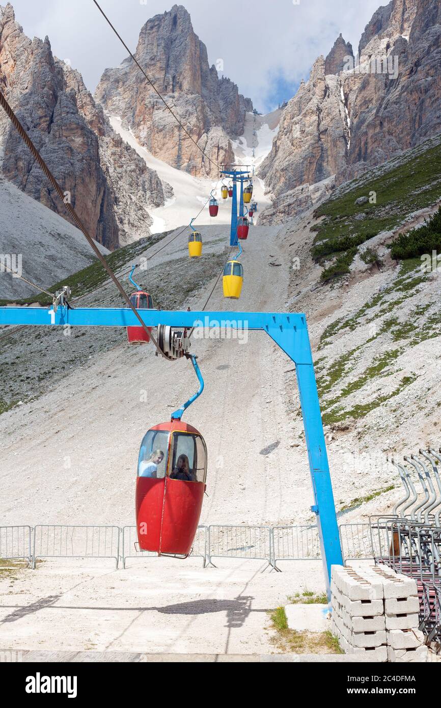 Colorata funivia che porta alla forcella Staunies con due giovani  passanatelle, nel massiccio del Monte Cristallo (Cortina d'Ampezzo,  Dolomiti, Italia Foto stock - Alamy