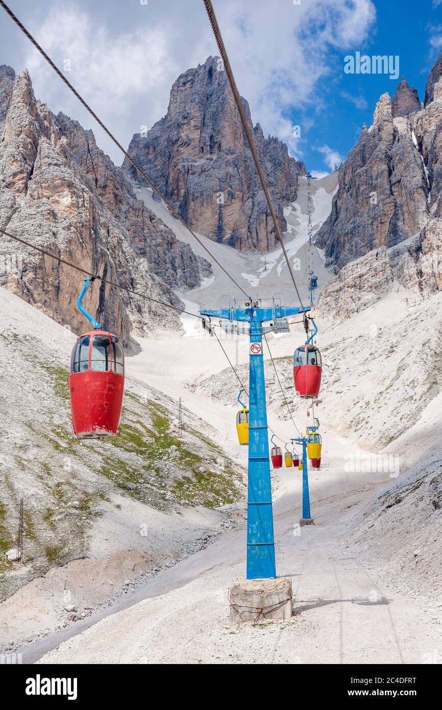 Colorata funivia che porta alla forcella Staunies, nel massiccio del Monte  Cristallo (Cortina d'Ampezzo, Dolomiti, Italia Foto stock - Alamy