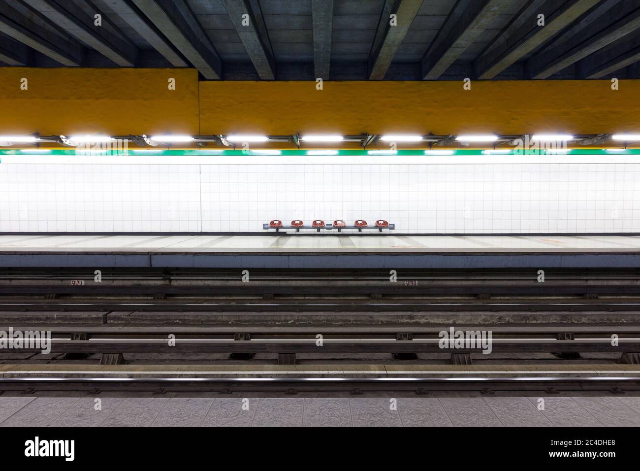 Santiago de Chile, Regione Metropolitana, Cile, Sud America - posti a sedere in una stazione vuota del sistema di trasporto della metropolitana Metro d Foto Stock