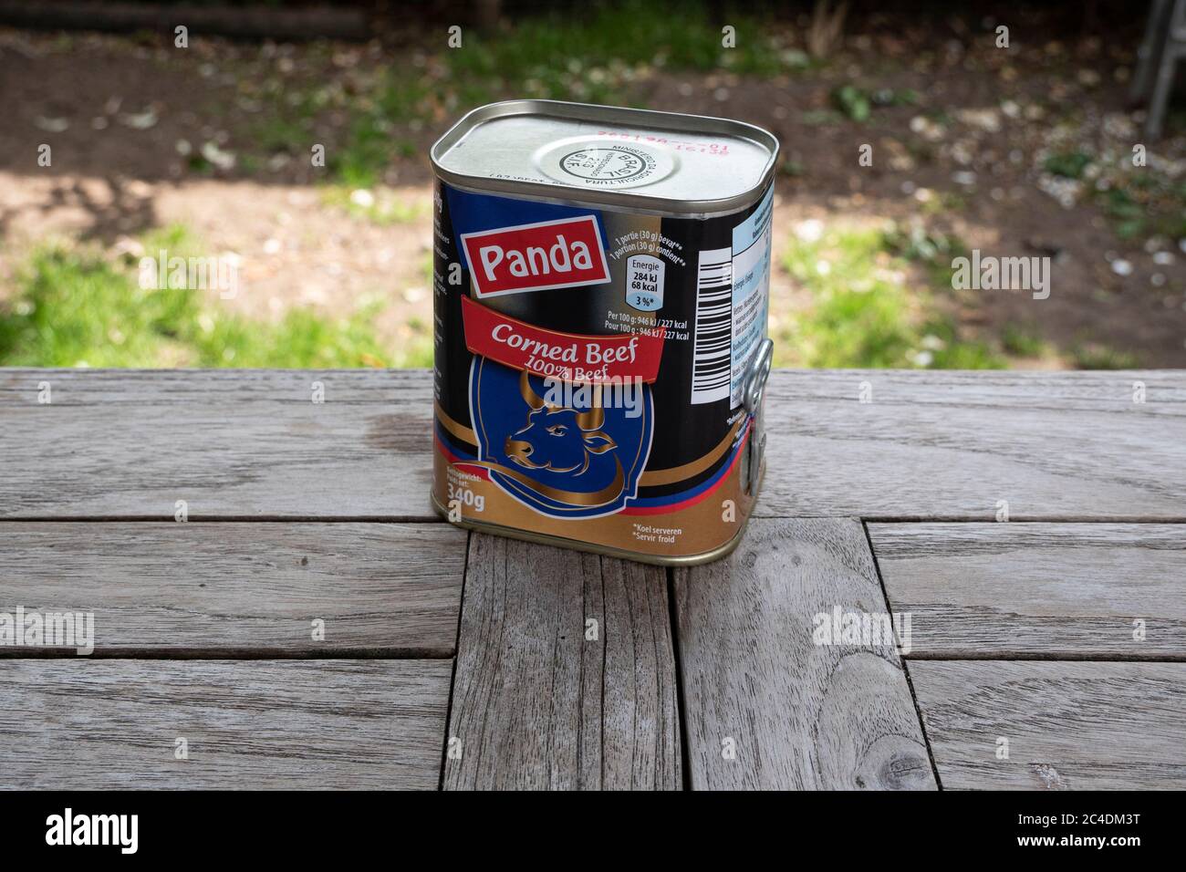 Sint Gillis WAAS, Belgio, 12 giugno 2020, Tin Corned Beef di Panda all'esterno su un tavolo di legno Foto Stock