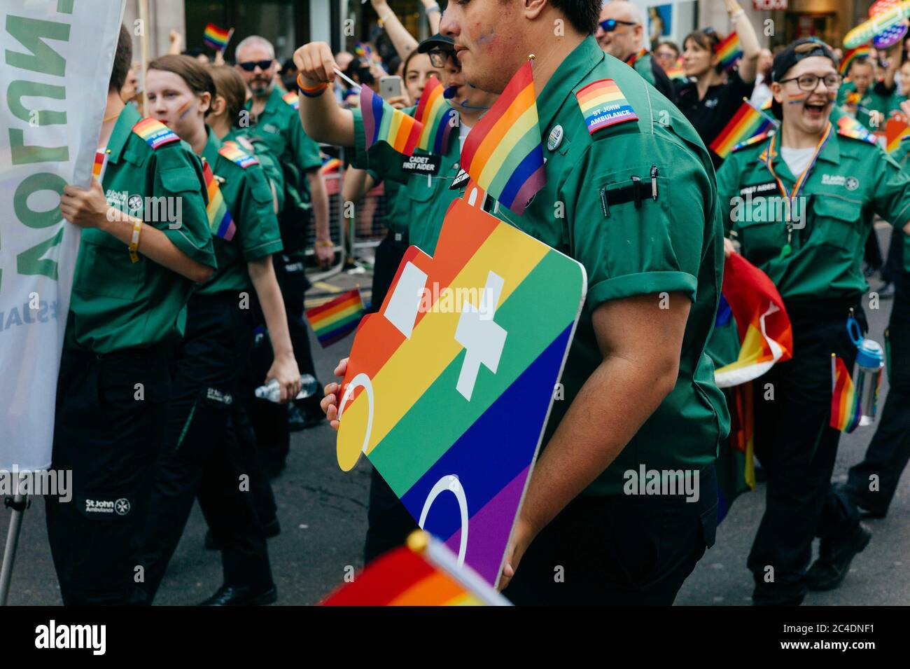 LONDRA, REGNO UNITO - 06 luglio 2019: Regno Unito, 2019 luglio, Londra. I partecipanti si riuniscono per la London Gay Pride Parade 2019, scendendo l'autobus Foto Stock