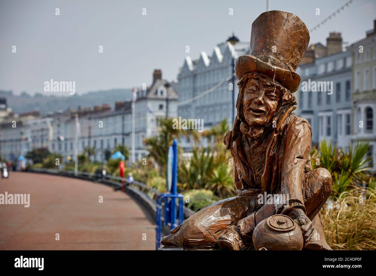 Llandudno, Galles del Nord, personaggio di Alice nel paese delle meraviglie realizzato da Hedger sul lungomare Foto Stock