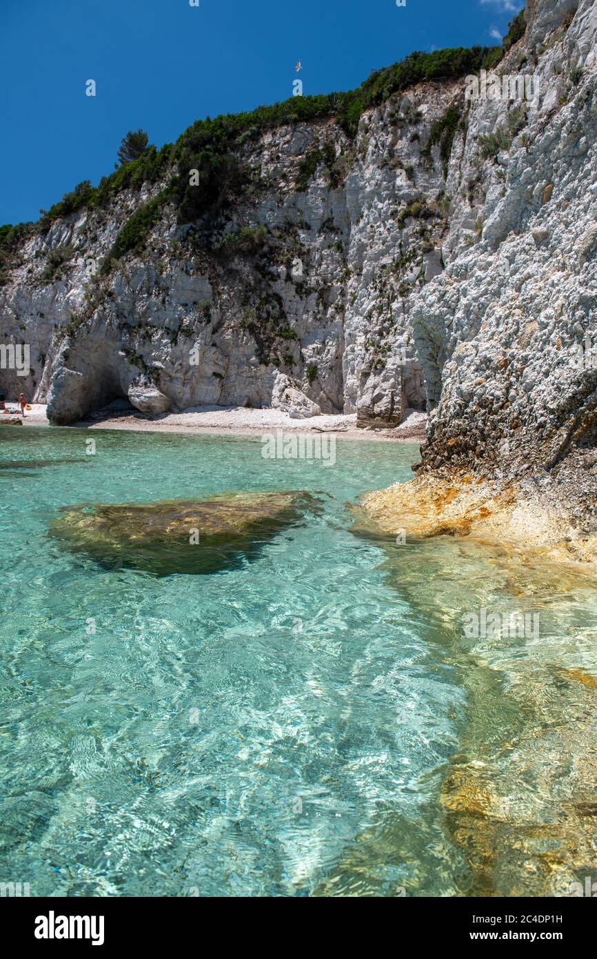 Rocce incredibili sulle acque cristalline dell'Isola d'Elba. Spiaggia della Padulella. Foto Stock