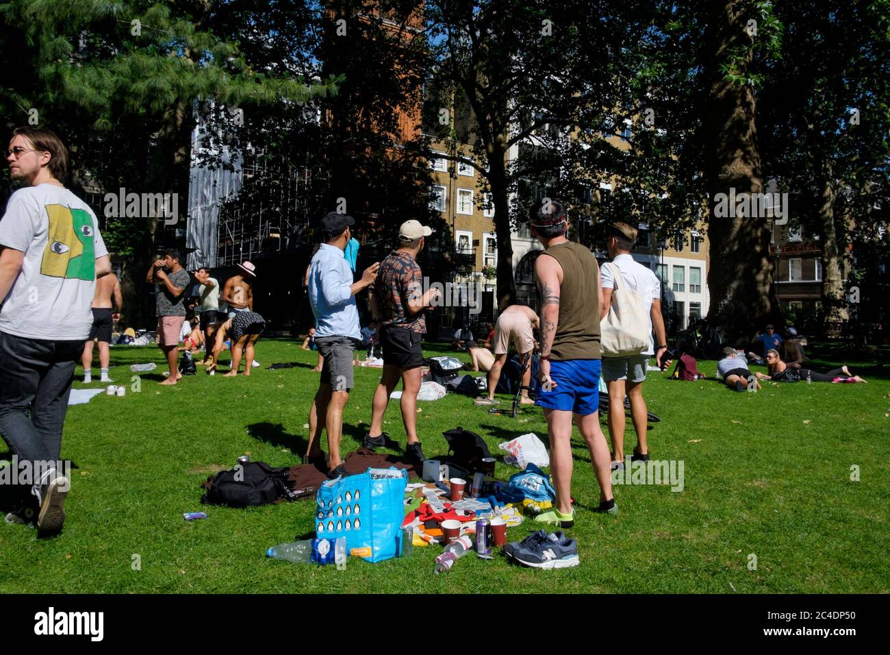 25 giugno 2020. Gruppi di persone si riuniscono a Soho Square, Londra per godersi il tempo estivo nonostante le normative di allontanamento sociale di Covid-19. Londra, Regno Unito. Foto Stock