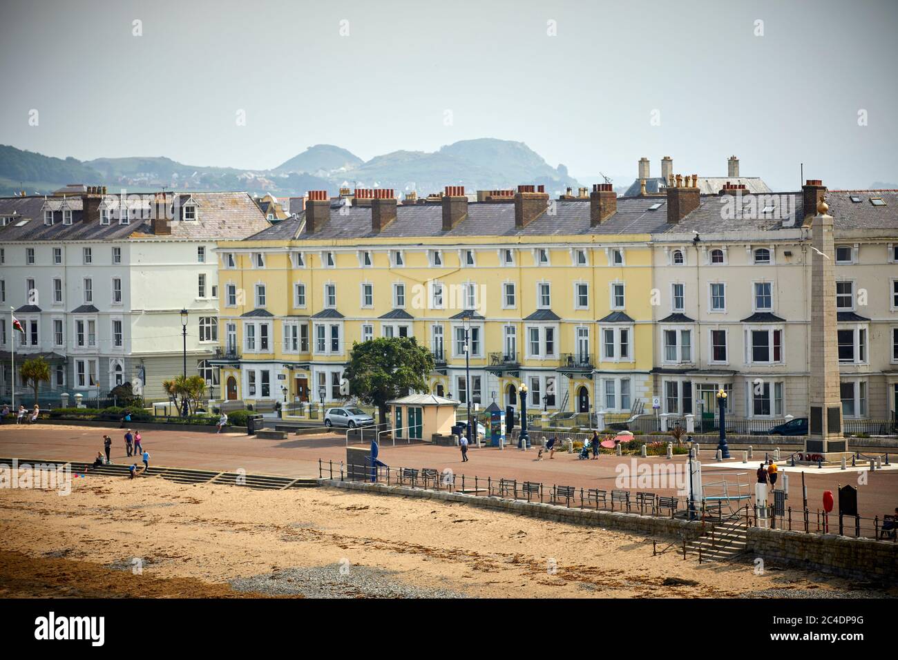 Llandudno, Galles del Nord, lungomare Merion Hotel sulla spiaggia Foto Stock