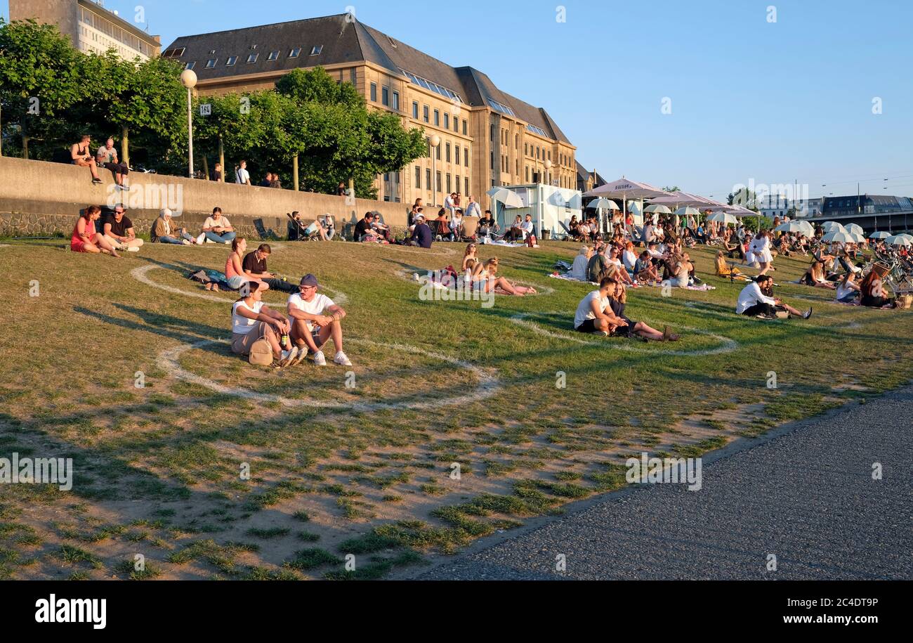 Düsseldorf, Germania - 25 giugno 2020: Cerchi bianchi dipinti in tutta la città di Düsseldorf per incoraggiare le distanzazioni sociali nelle aree pubbliche. Foto Stock