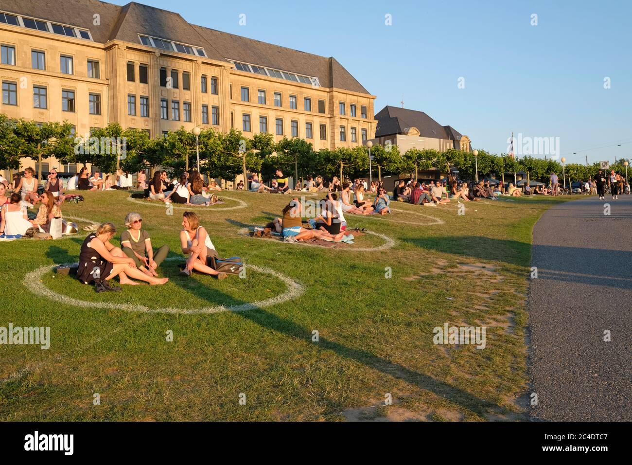 Düsseldorf, Germania - 25 giugno 2020: Cerchi bianchi dipinti in tutta la città di Düsseldorf per incoraggiare le distanzazioni sociali nelle aree pubbliche. Foto Stock