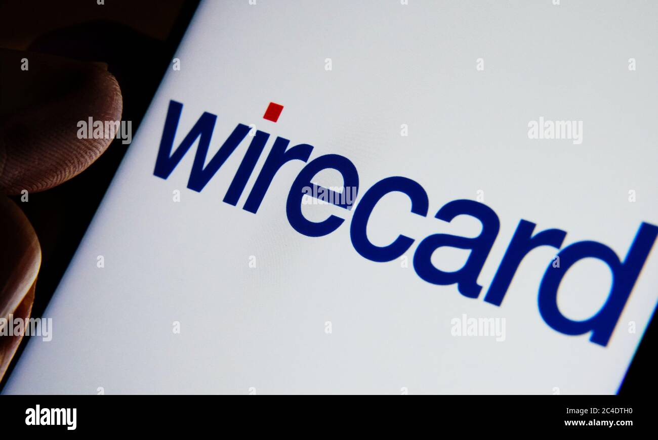 Logo aziendale della piattaforma di pagamento wirecard sullo smartphone e dito che lo punta verso di esso. Messa a fuoco selettiva. Foto Stock