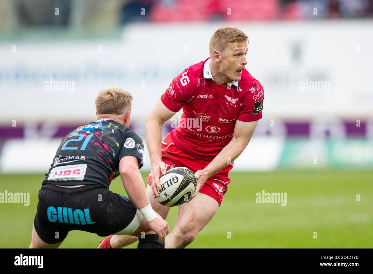 Parc y Scarlets, Llanelli, Galles, Regno Unito. Sabato 13 aprile 2019. Scarlets ala destra Johnny McNicholl sull'attacco nella Guinness Pro14 match tra S. Foto Stock