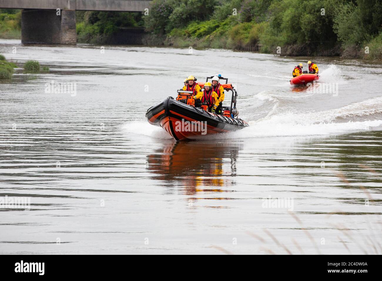 La nave a vela Ferryside sul fiume Tywi vicino a Carmarthen, Carmarthensshire, Galles, seguita da una barca più piccola Foto Stock