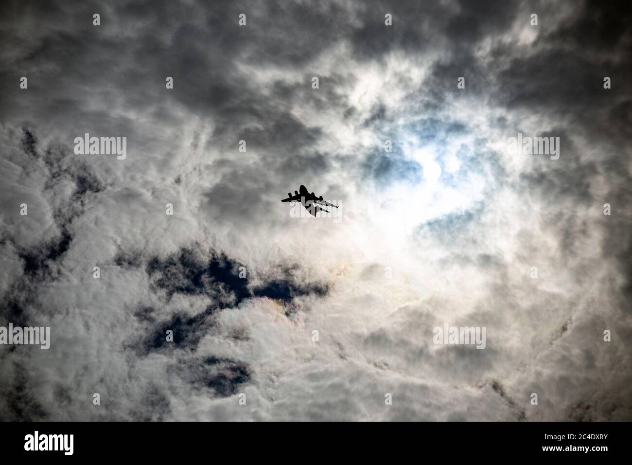 Aereo militare nelle nuvole, industria aerospaziale, veicolo aereo, Ala aereo, Aeroporto, Ala animale, atmosfera, bellezza, Blu, clima, nuvola - cielo Foto Stock