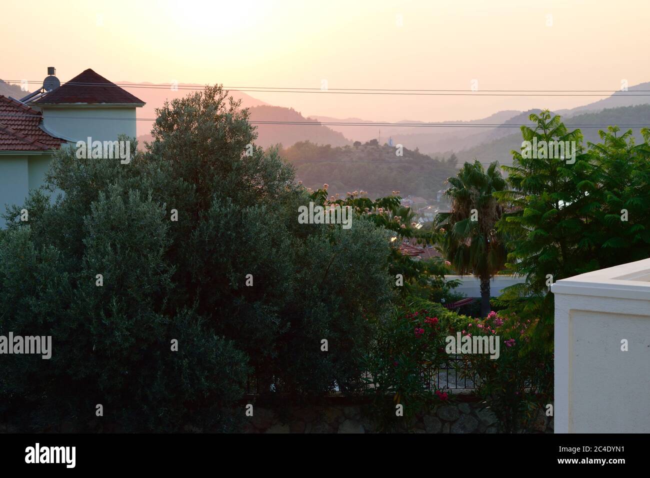 Vista da sogno al tramonto sulle colline che si sbiadono a Fethiye, Turchia Foto Stock