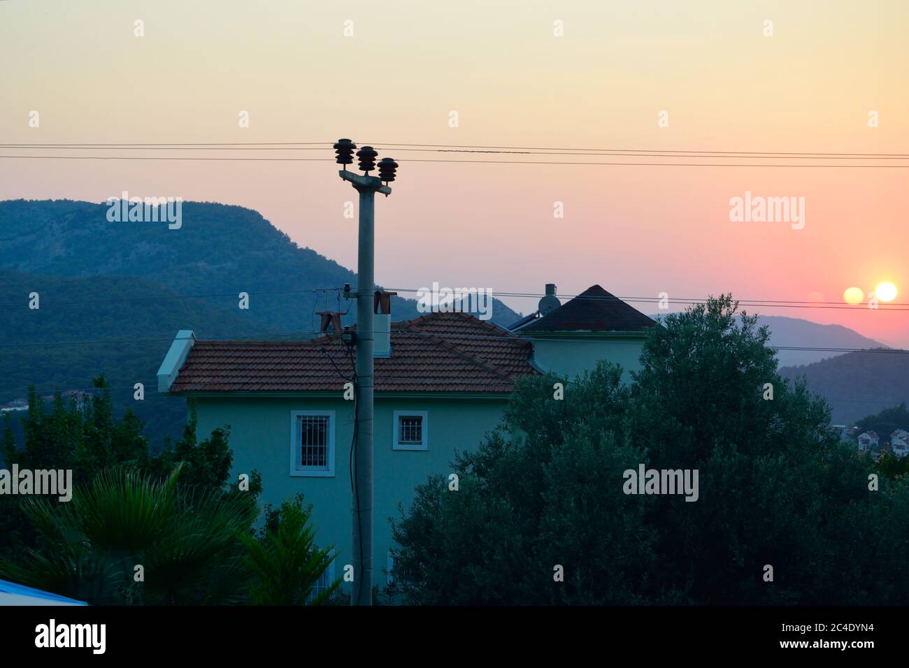 Triplice vetro smaltato che crea l'effetto di tre soli a Fethiye, Turchia Foto Stock