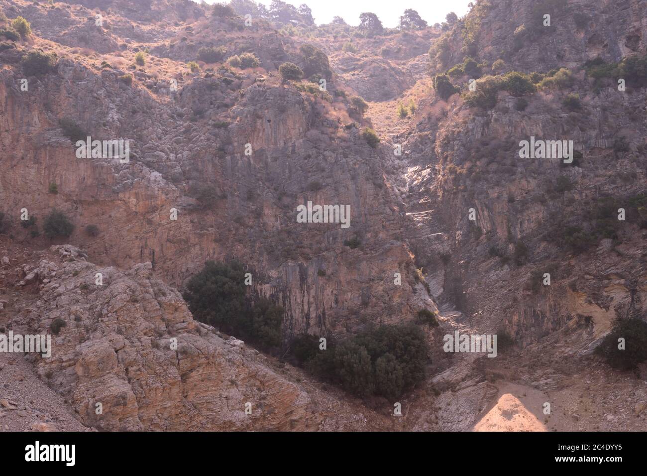 Una scogliera ripida e erodente a Fethiye, Turchia Foto Stock