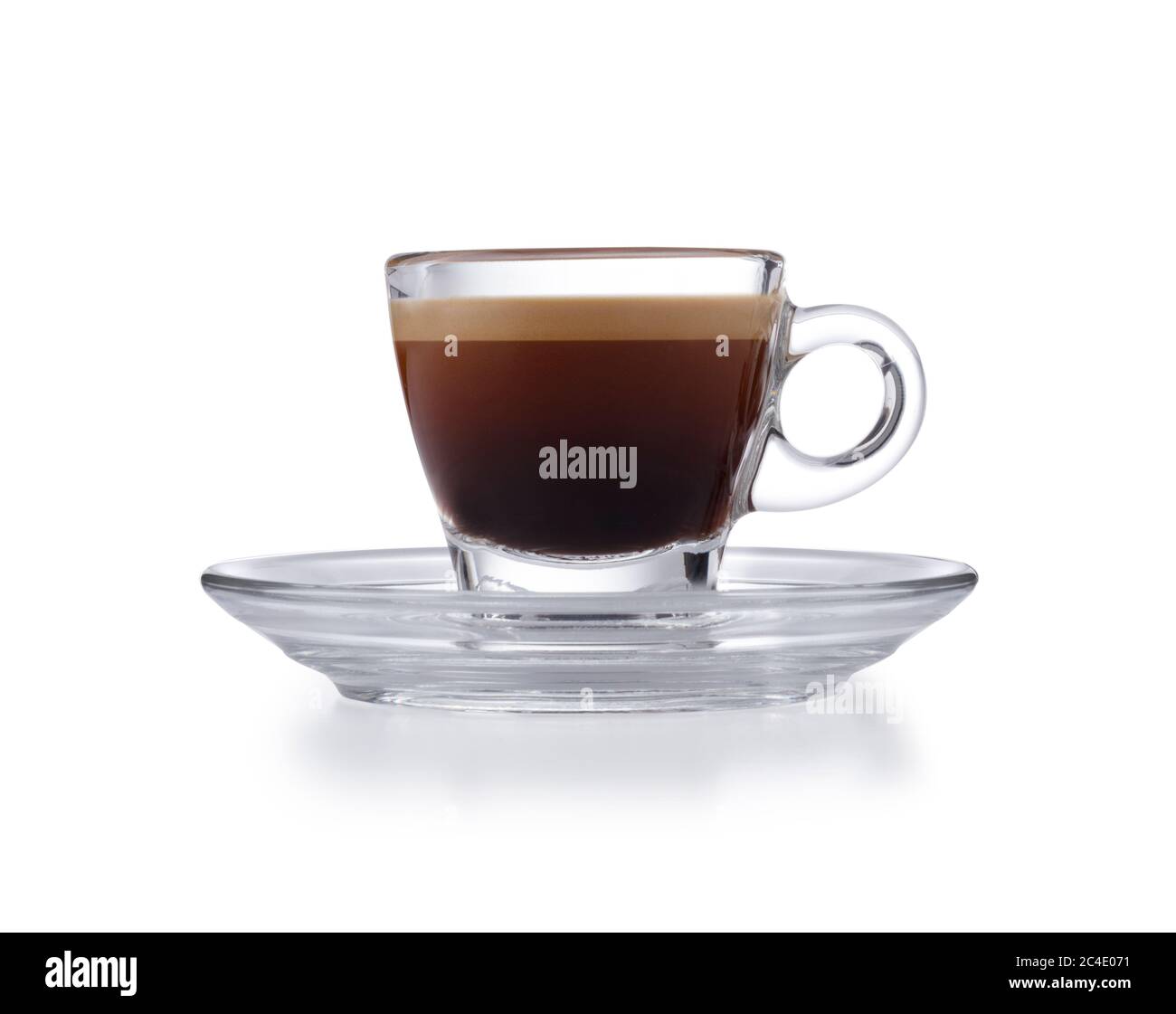 Moderna tazza in vetro espresso e piattino pieno di caffè espresso morbido, isolato su bianco con una leggera ombra Foto Stock