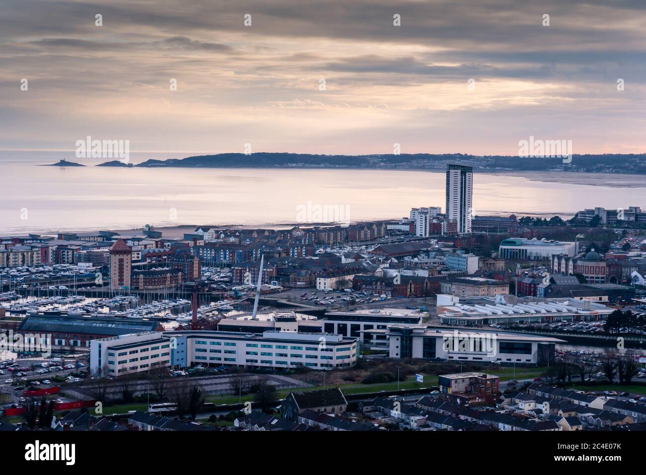 Panoramica di Swansea compresi meridiano meridiano Torre Quay Swansea Galles al crepuscolo Foto Stock