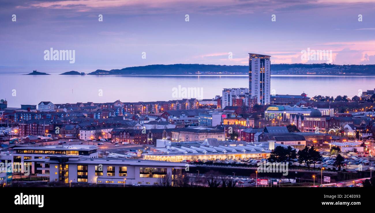 Panoramica di Swansea compresi meridiano meridiano Torre Quay Swansea Galles al crepuscolo Foto Stock