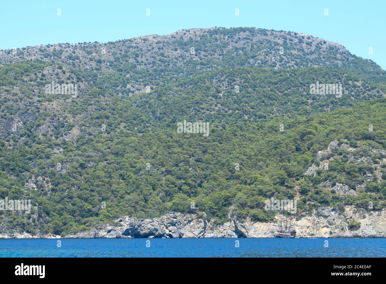Una nave turistica distante visibile in lontananza vicino Oludeniz, Turchia Foto Stock