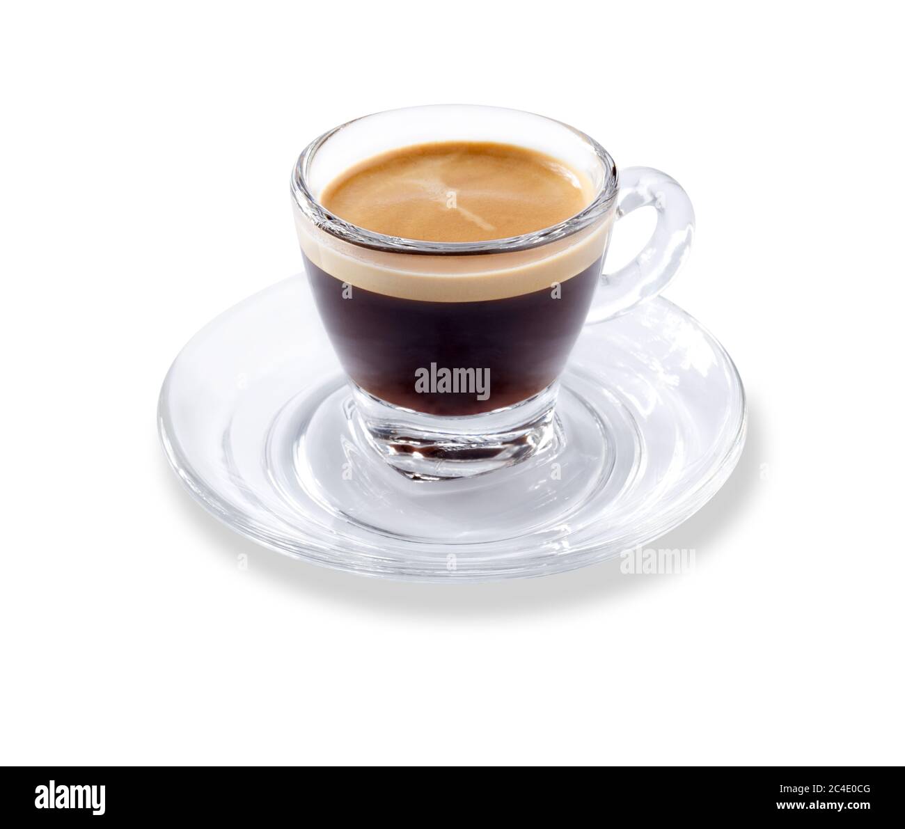 Vista angolata di una moderna tazza di espresso in vetro e di un piattino pieno di caffè espresso morbido, isolato su bianco con una leggera ombra Foto Stock
