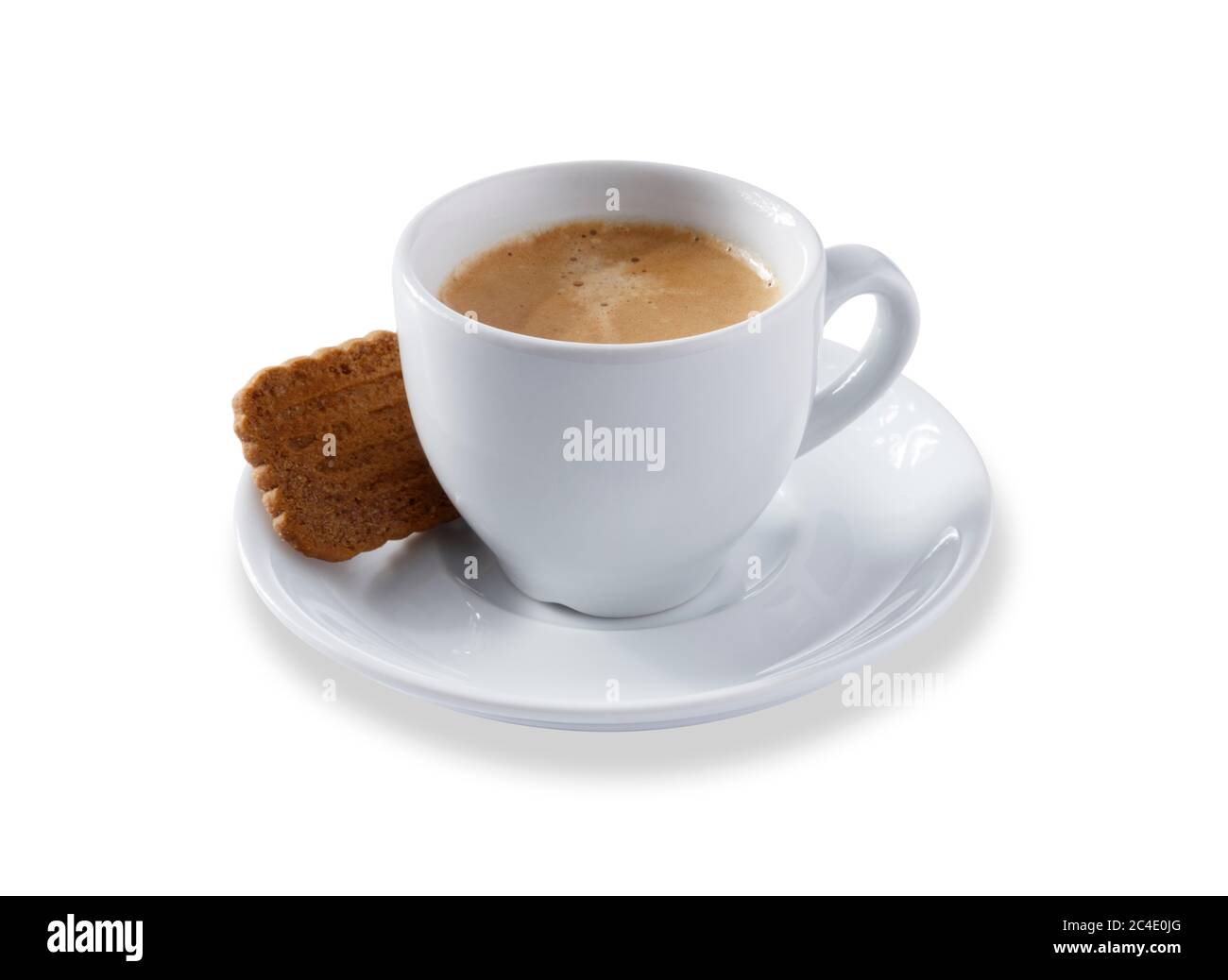 Vista angolata di una tazza di espresso bianca e di un piattino pieno di caffè espresso liscio, con un biscotto, isolato su bianco con una leggera ombra goccia Foto Stock