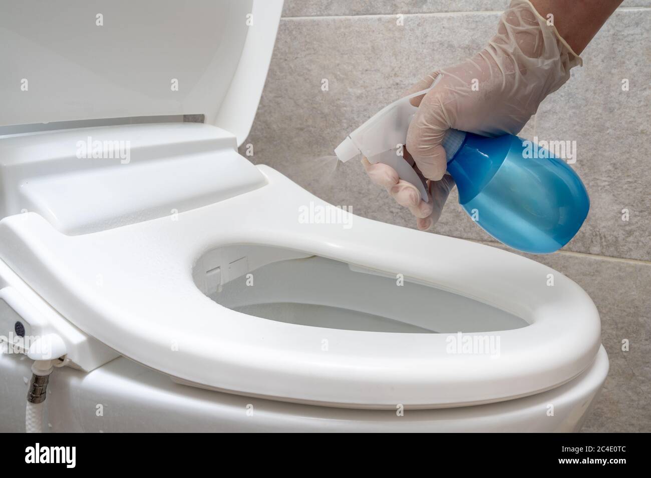 Disinfezione della toilette. Pulizia e disinfezione del recipiente del water. Prevenzione dell'infezione da coronavirus. Foto Stock