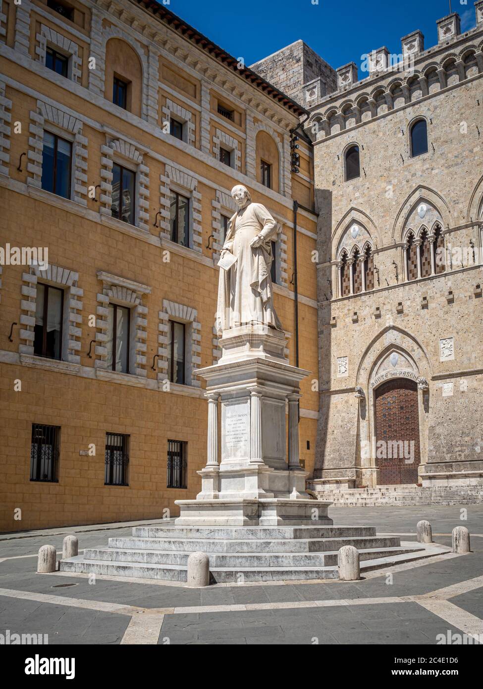 Statua di Sallustio Bandini situata in Piazza Salimbeni. Siena, Italia. Foto Stock