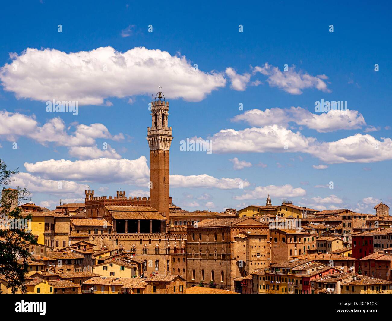 Vista in alto di Siena e della Torre di Mangia. Siena, Italia. Foto Stock