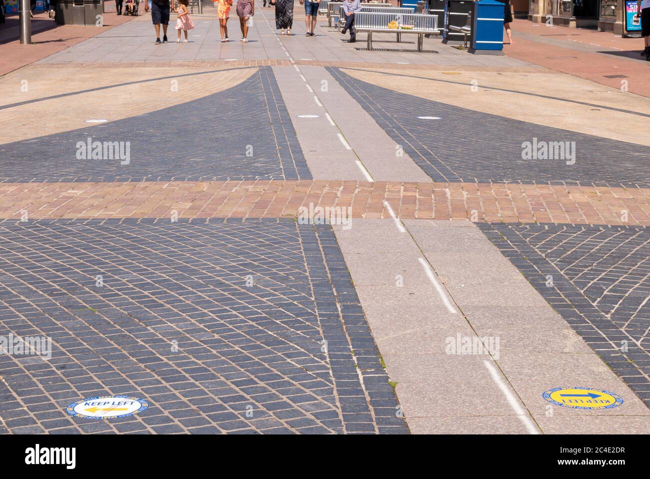 Un cartello di allontanamento sociale di senso nella zona dello shopping di High Street di Southend on Sea, Essex, UK, durante il blocco COVID-19 di Coronavirus Foto Stock