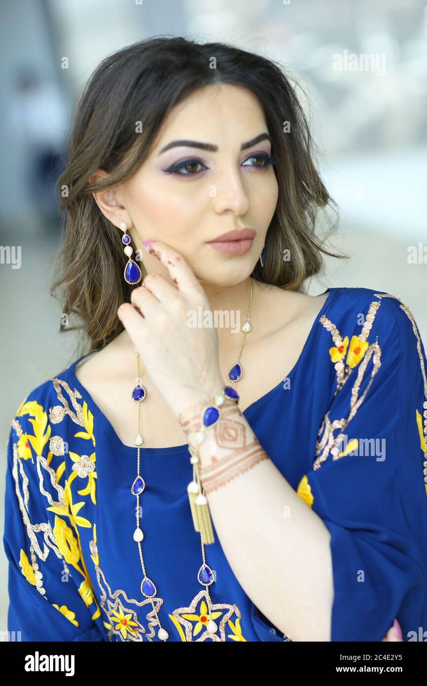 Donne arabe in azzurro tradizionale arabo vestito Foto Stock