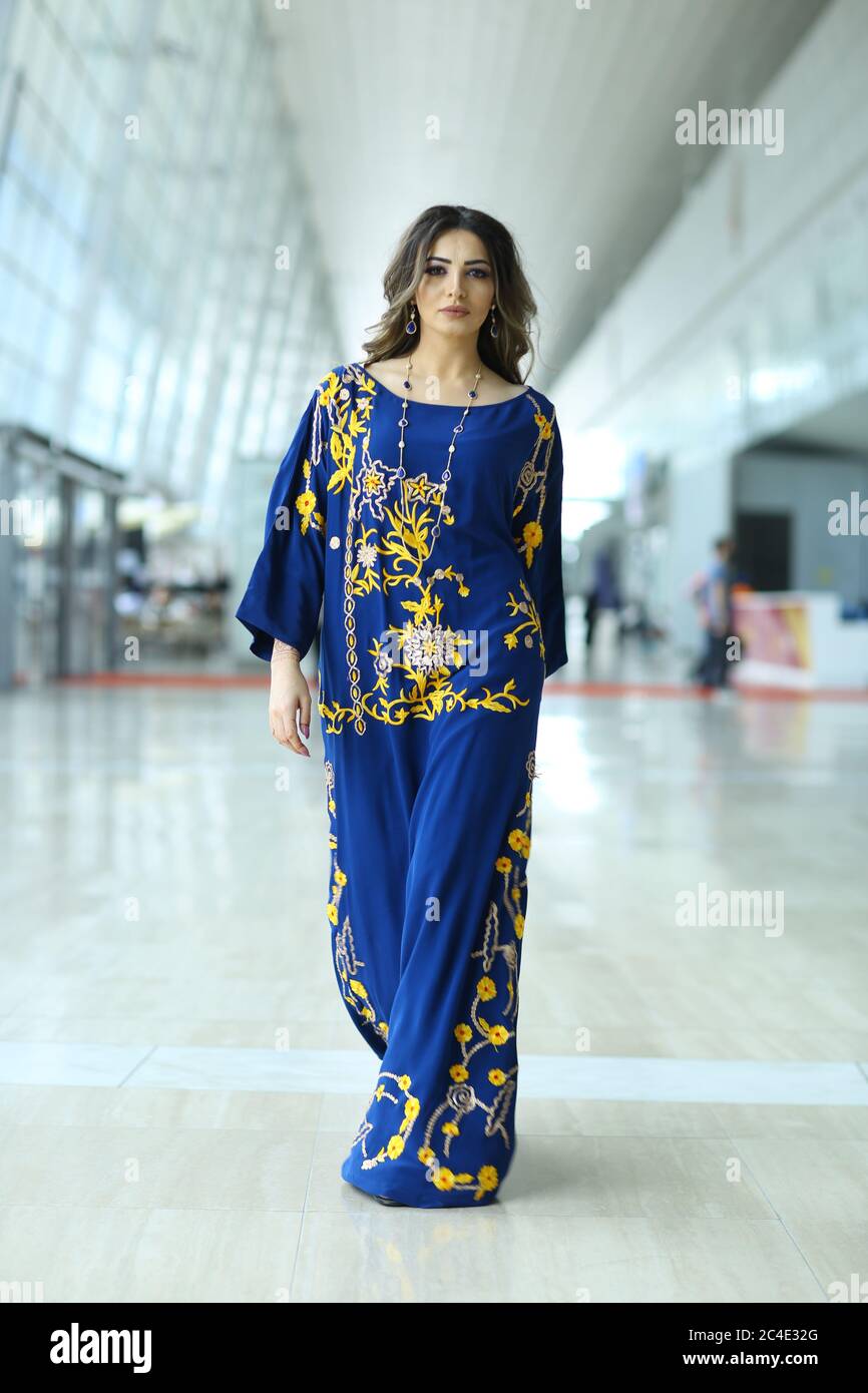 Donne arabe in azzurro tradizionale arabo vestito Foto stock - Alamy