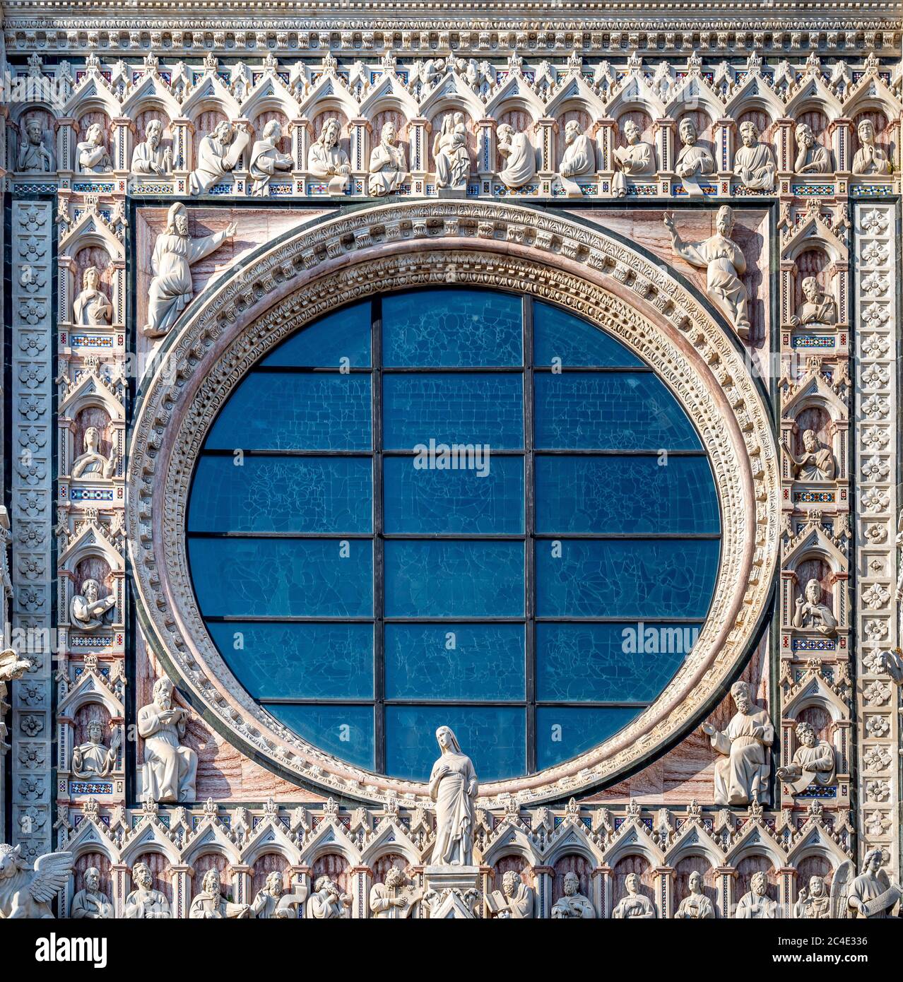 Finestra circolare nella facciata anteriore della Cattedrale di Siena. Siena, Italia. Foto Stock