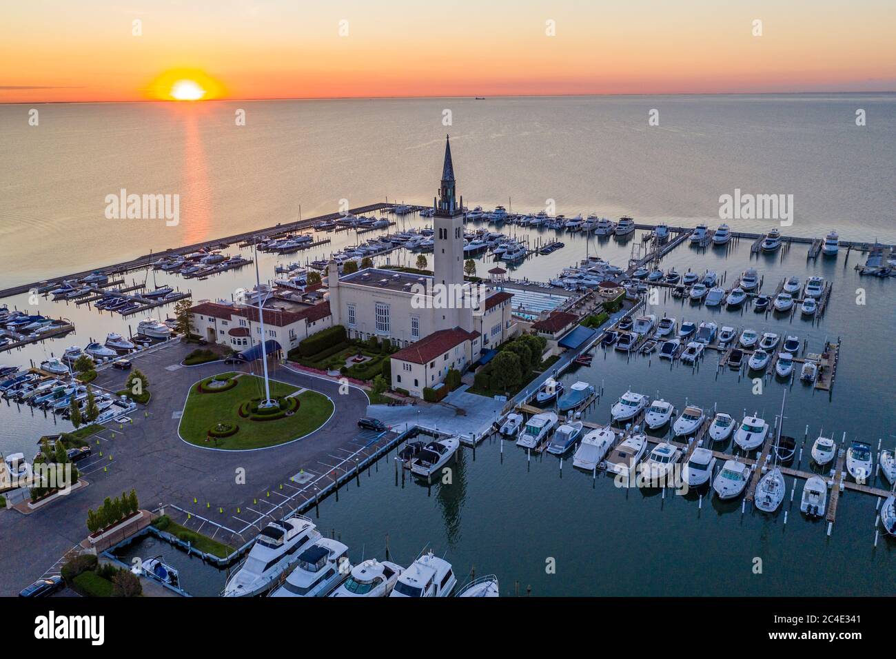 Grosse Pointe Shores, Michigan - il Grosse Pointe Yacht Club sul lago di St. Clair, all'alba. Foto Stock