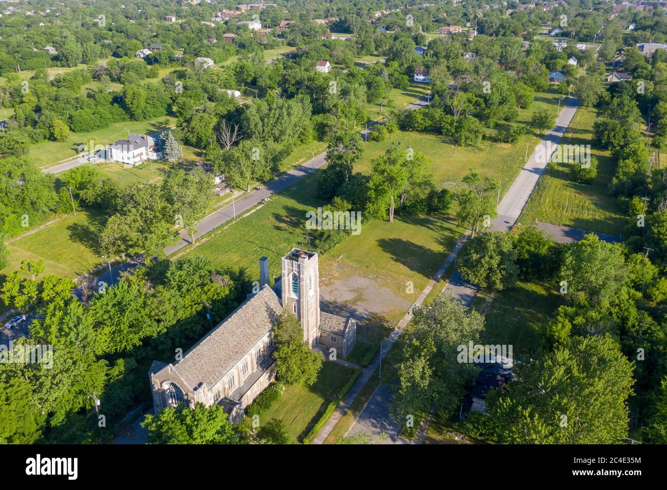 Detroit, Michigan - UNA chiesa chiusa si trova tra acri di terreno prevalentemente vacante sul lato est della città. La terra vacante caratterizza molti vicini di Detroit Foto Stock