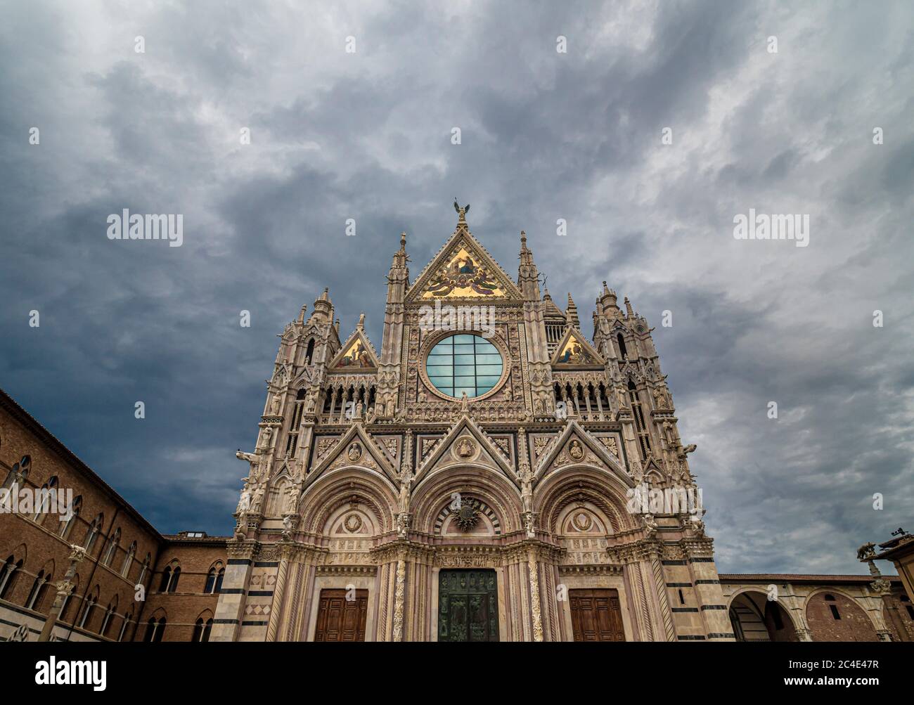 Finestra circolare anteriore ovest i 3 tessere dorati mosaicati del fronte sud ovest della Cattedrale di Siena. Siena, Italia. Foto Stock