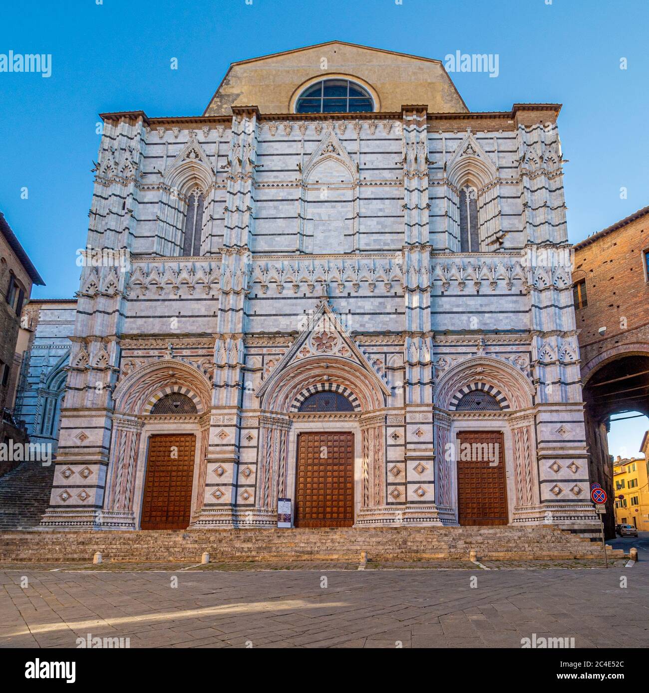 Il Battistero di San Giovanni in Siena, situato in Piazza San Giovanni, presenta una facciata in marmo a righe. Siena Foto Stock