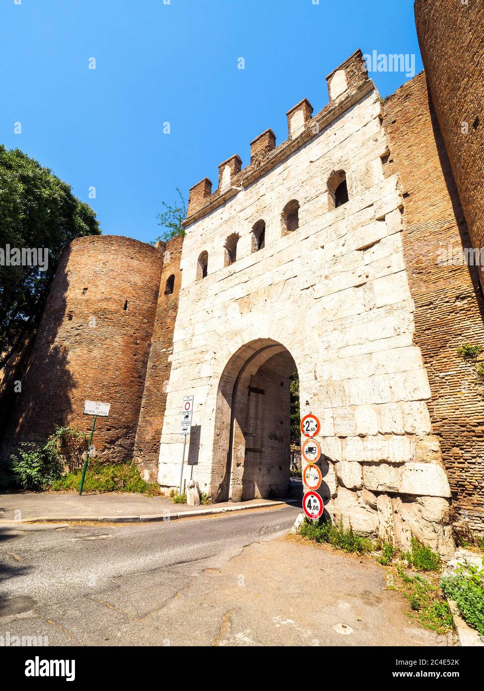 Porta Latina è una porta ad arco unico nelle mura aureliane dell'antica Roma - Roma, Italia Foto Stock