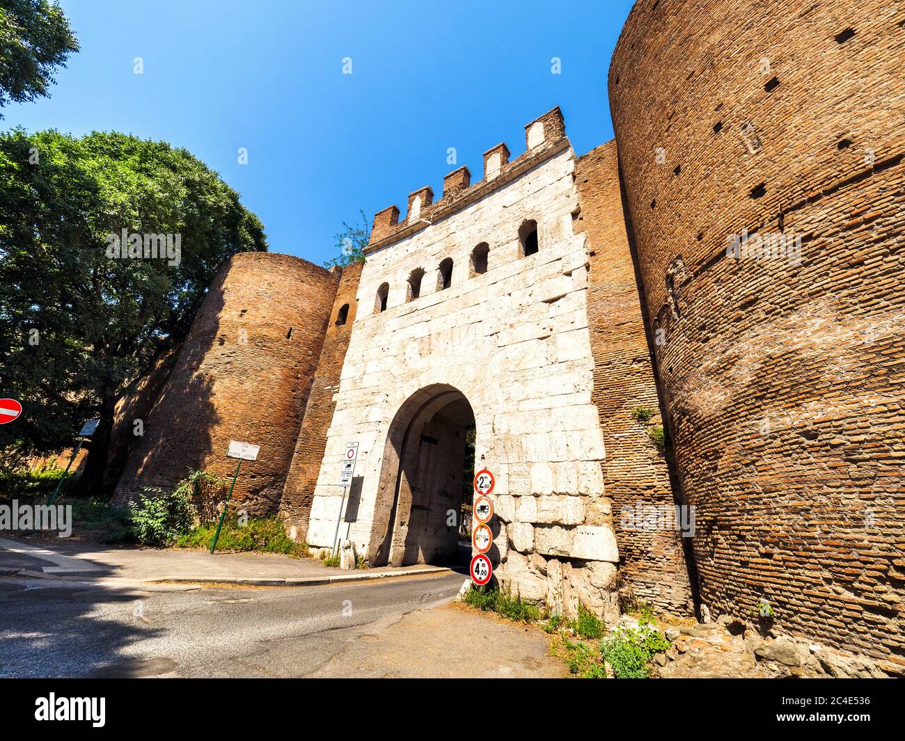 Porta Latina è una porta ad arco unico nelle mura aureliane dell'antica Roma - Roma, Italia Foto Stock