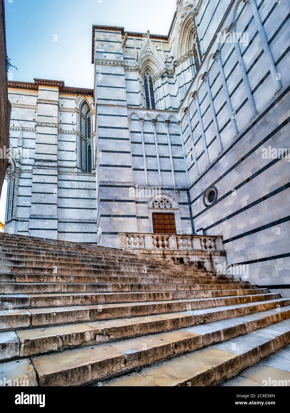 Scalinata di marmo per Piazza San Giovanni che porta a Piazza del Duomo. Siena, Italia. Foto Stock