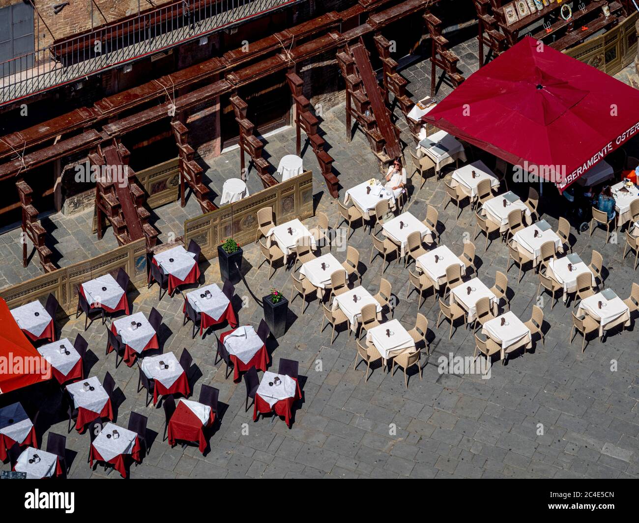 Vista aerea dei tavoli da caffè all'aperto e dei posti a sedere in legno dello stadio, pronti per il Palio. Piazza del campo. Siena. Italia. Foto Stock
