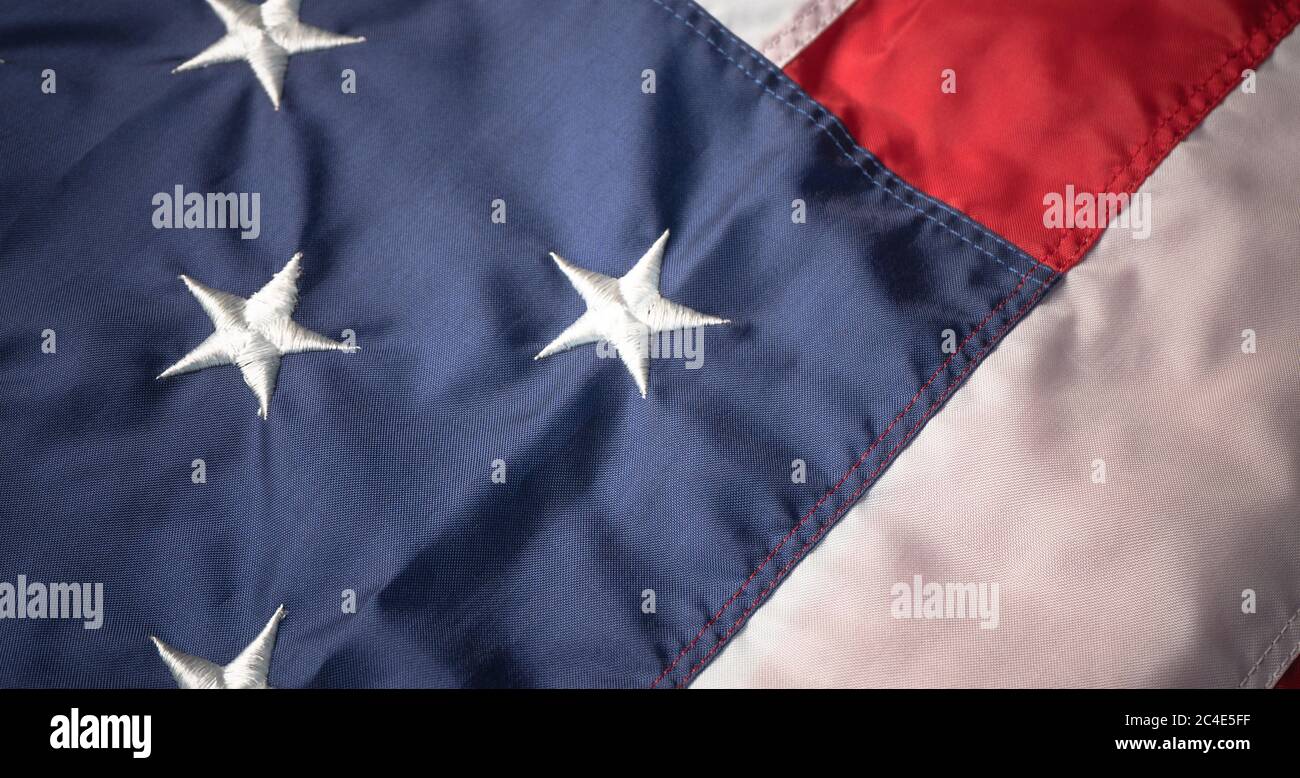 Bandiera americana, colpo di primo piano. Fuoco selettivo sulle stelle bianche in primo piano. Sfondo con bandiera USA Foto Stock