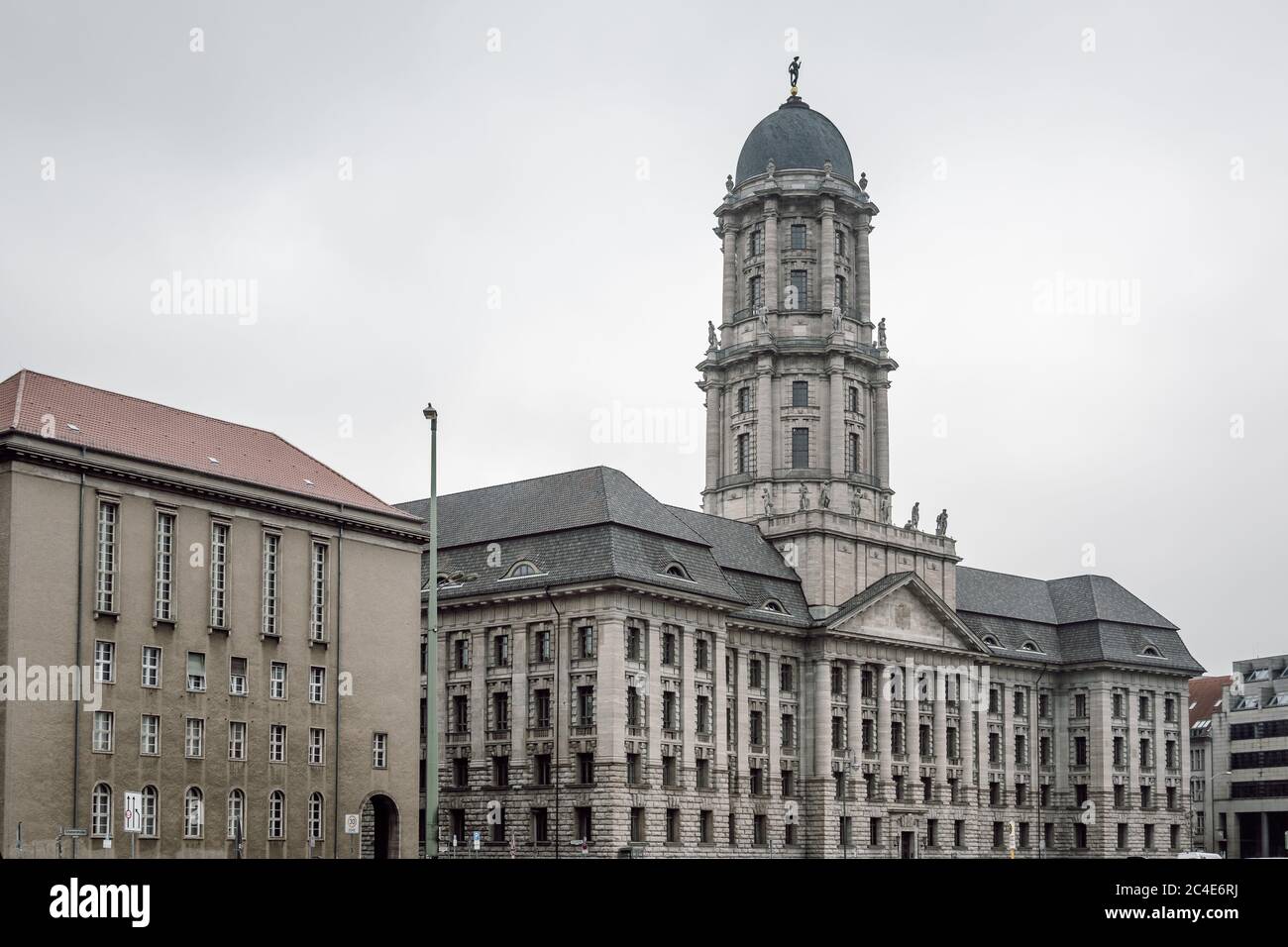 Vista del vecchio municipio (Altes Stadthaus) di Berlino di fronte al municipio rosso di Alexanderplatz, quartiere Mitte, Germania. Foto Stock