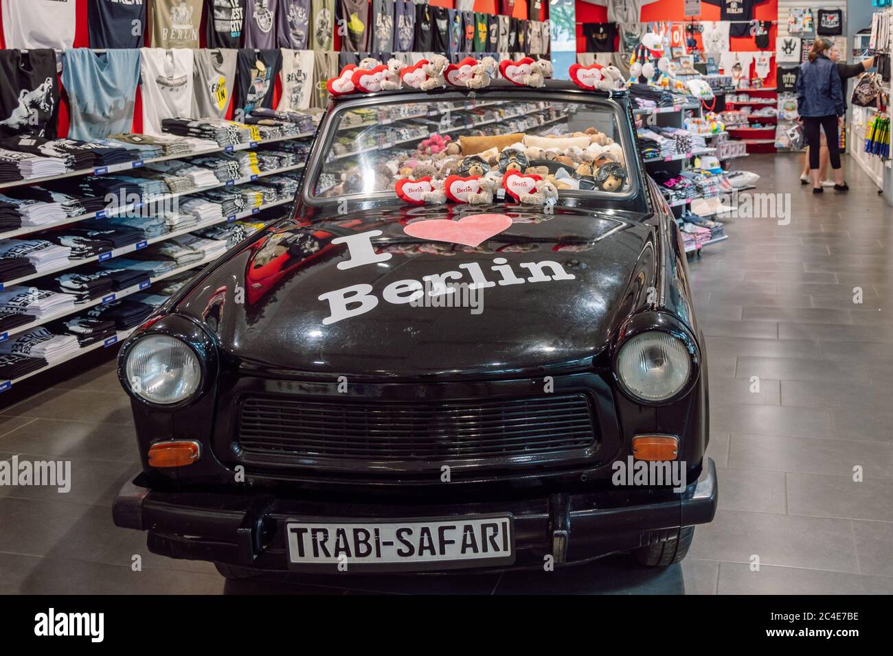 Black Trabant 601 cabrio auto classica dell'ex DDR parcheggiata in un negozio di souvenir. Il salone dell'automobile è pieno di animali imbalsamati, Berlino, Germania. Foto Stock