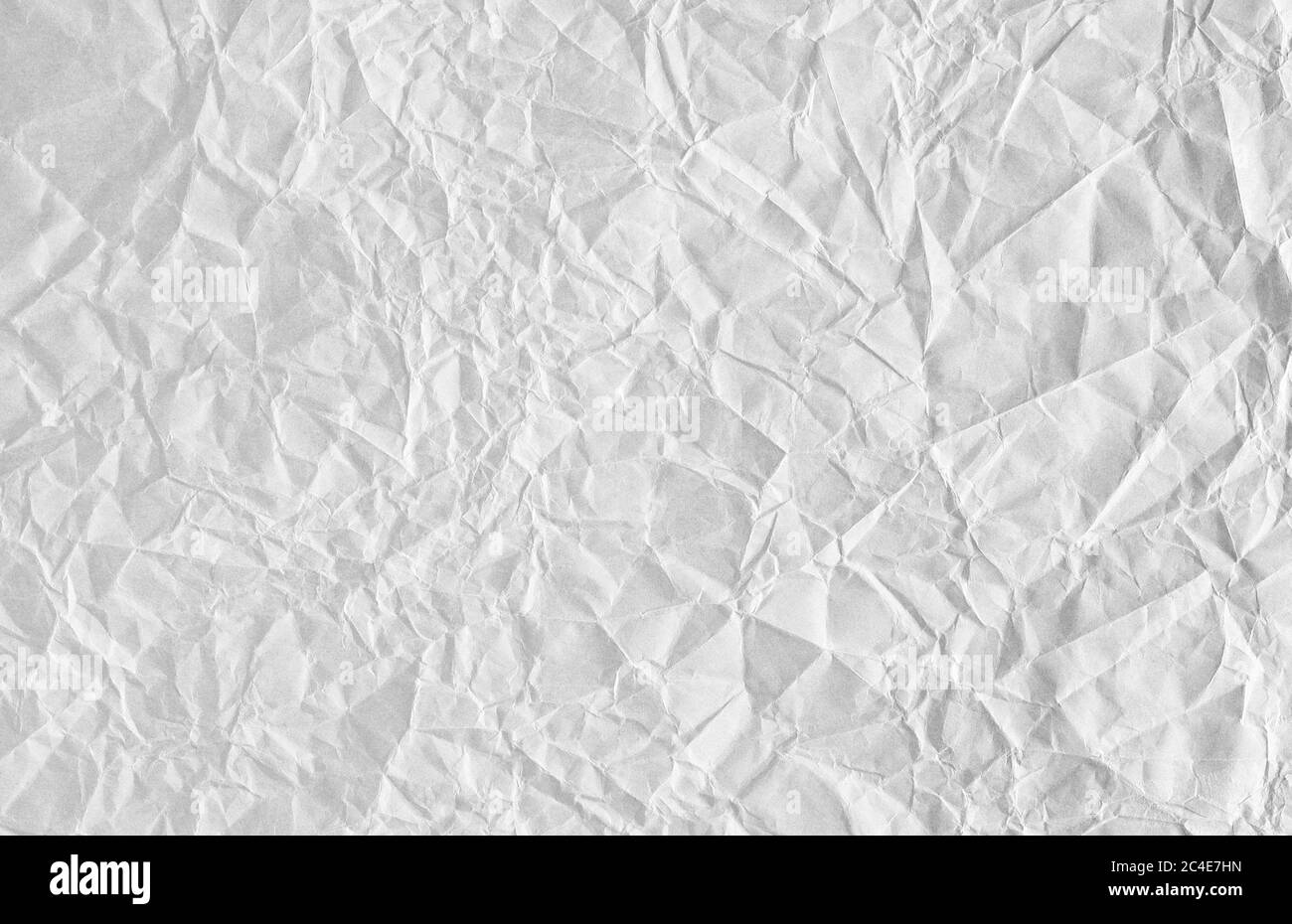 Lo sfondo è bianco. Consistenza della carta con pieghe e ammaccature, vecchia e dilatata. Foto Stock